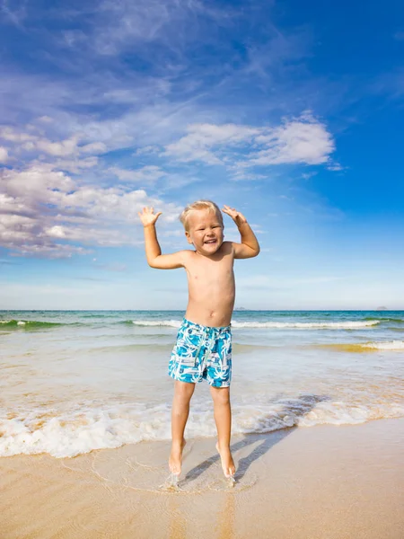 Мальчик прыгает по пляжу — стоковое фото
