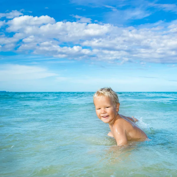 Çocuk bir denizde — Stok fotoğraf