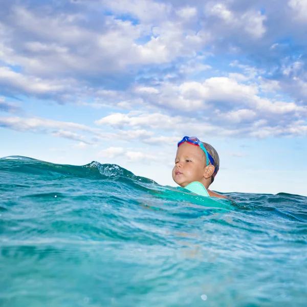 Niño en un mar — Foto de Stock