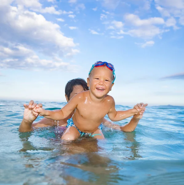 Boy with mother in a sea — Stock Photo, Image