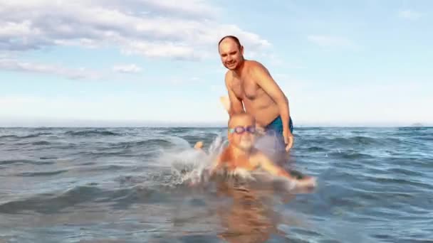 Vader gooit zijn zoon aan het water — Stockvideo