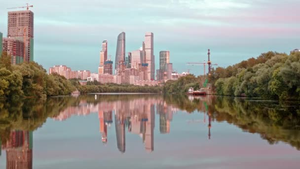 Hyperlapse pohled na Moscow City z lodi — Stock video