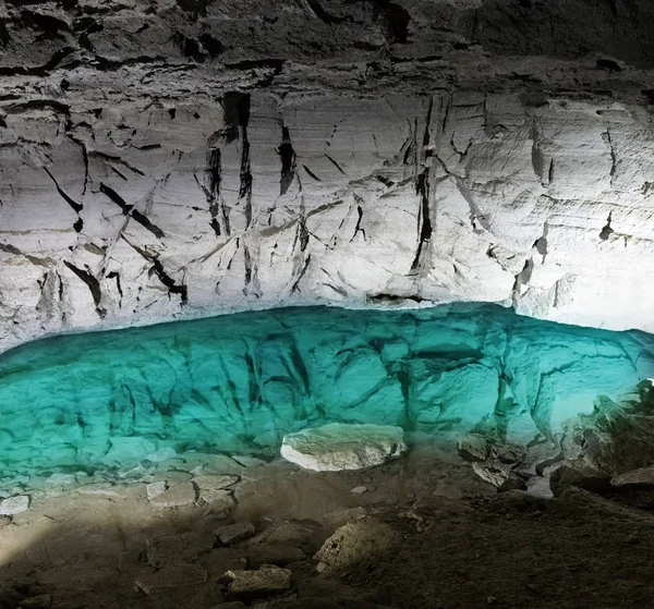 Lago subterrâneo na caverna — Fotografia de Stock