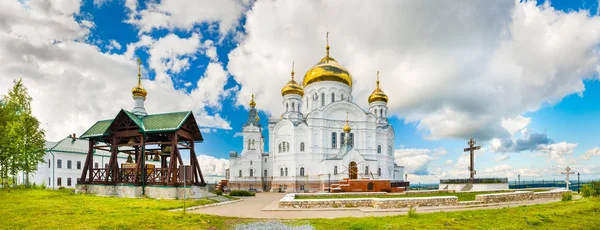 Белогорский монастырь в Пермском крае, Россия. Панорама — стоковое фото