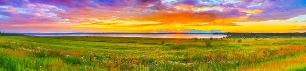 Zonsondergang boven de rivier de Kama. Panorama — Stockfoto