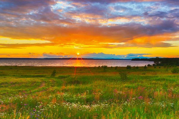 Tramonto sul fiume Kama — Foto Stock