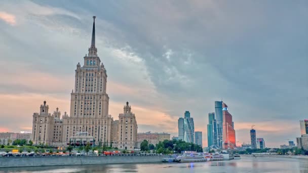 Moskou, Rusland - Circa augustus/2017: Moskva rivier weergave zonsondergang timelapse — Stockvideo