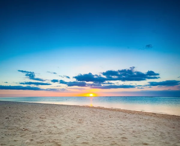 Schöne Landschaft. Strand bei Sonnenuntergang. — Stockfoto