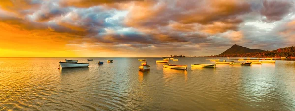 Рибальські човни на час заходу сонця. Дивовижний ландшафт. Панорама — стокове фото