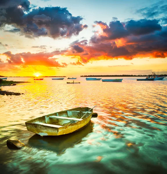 Bateau de pêche au coucher du soleil . — Photo