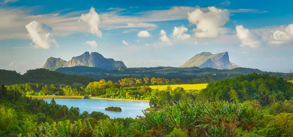Kilátás a tóra és a hegyekre. Mauritius vagyok. Panoráma — Stock Fotó