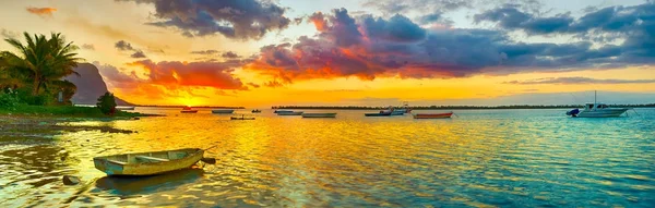 Vissersboot op zonsondergang tijd. Le Morn Brabant op achtergrond. Pano — Stockfoto