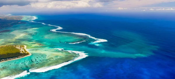 Вид с воздуха на подводный водопад. Маврикий. Панорама — стоковое фото