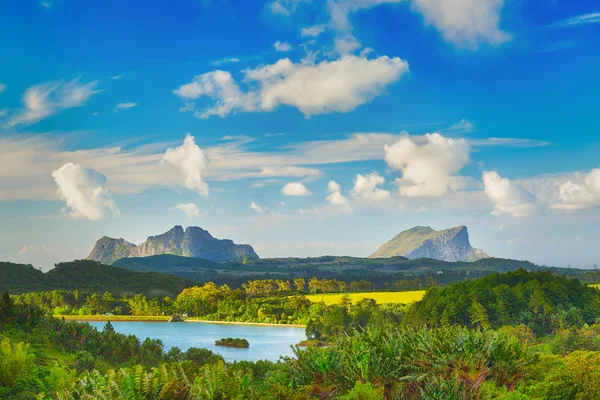 Vista de un lago y montañas. Mauricio. Panorama —  Fotos de Stock