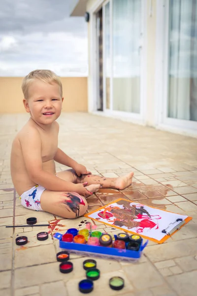 Boy painting at terrace — Stock Photo, Image