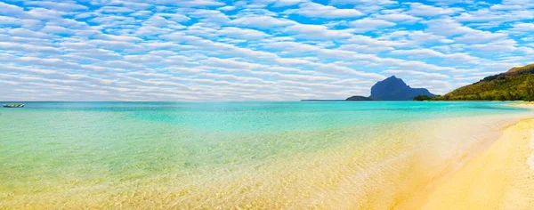 Tropisk sandstrand. Vackert landskap. Panorama. — Stockfoto