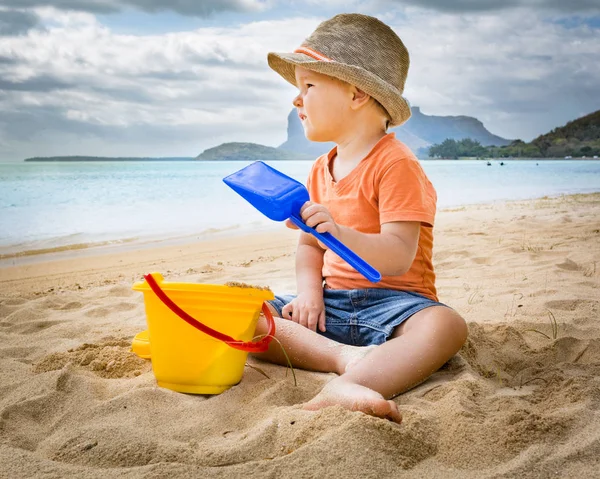 Leuke jongen op het tropische strand — Stockfoto