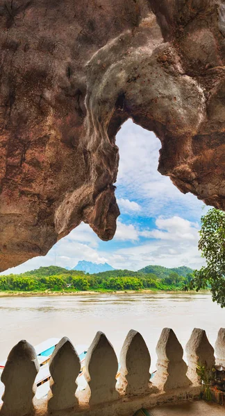 Widok z jaskini. Piękny krajobraz. Laos. — Zdjęcie stockowe