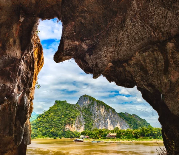 Vue depuis la grotte. Beau paysage. Laos . — Photo