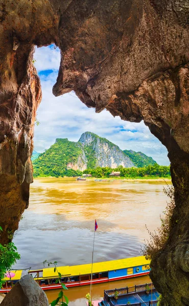 Pohled z jeskyně. Krásná krajina. Laos. — Stock fotografie