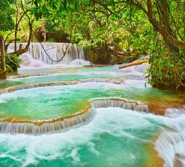 达矿寺瀑布。美丽的风景。老挝. — 图库照片