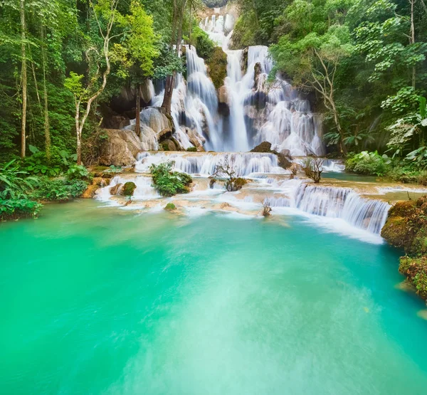 Tat Kuang Si vízesés. Gyönyörű táj. Laosz. — Stock Fotó