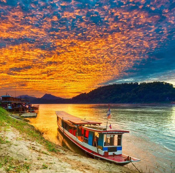 Turistické lodi při západu slunce. Krásná krajina. Luang Prabang. La — Stock fotografie