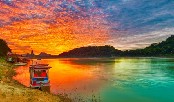 Barco turístico al atardecer. Hermoso paisaje. Luang Prabang. La. —  Fotos de Stock