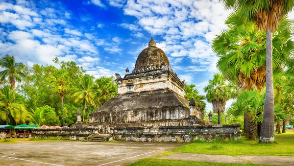 Bela vista da estupa em Wat Visounnarath. Laos. Panorama — Fotografia de Stock