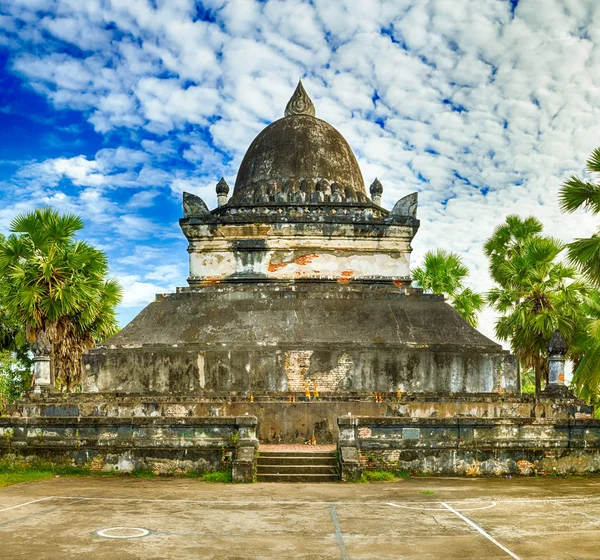 Gyönyörű kilátás a sztúpa Wat Visounnarath. Laosz. — Stock Fotó