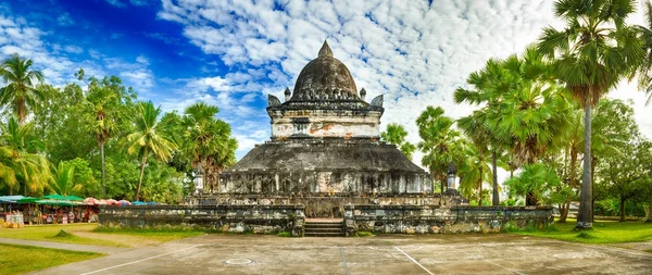 Stupa Wat Visounnarath içinde güzel bir bakış. Laos. Panorama — Stok fotoğraf