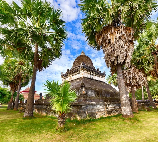 Bela vista da estupa em Wat Visounnarath. Laos. . — Fotografia de Stock