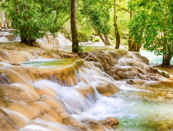 Es gibt Wasserfälle. schöne Landschaft. laos. — Stockfoto