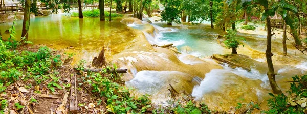 Cachoeiras Tat Sae. Bela paisagem. Laos. Panorama — Fotografia de Stock