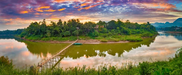 Hermosa vista de un puente de bambú. Paisaje de Laos. Panorama —  Fotos de Stock