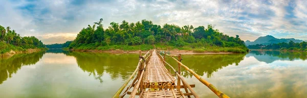 Прекрасный вид на бамбуковый мост. Лаосский пейзаж. Панорама — стоковое фото