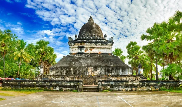 Visounnarath 寺的佛塔美景。老挝.全景 — 图库照片