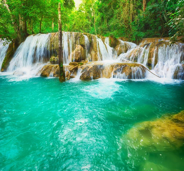 Cascate di Tat Sae. Bellissimo paesaggio, Laos — Foto Stock