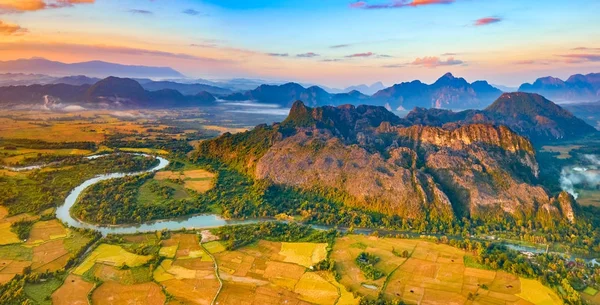 フィールド、川と山の空撮。美しい風景 — ストック写真