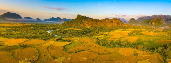 Flygfoto över fälten, flod och berg. Vackra landskap — Stockfoto