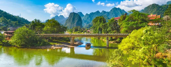 Fantastiska landskap av floden bland bergen. Laos. Panorama — Stockfoto