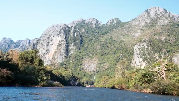 Schnelle Flussfahrt Mit Felsigen Bergen Hintergrund Zeitlupe Vang Vieng Laos — Stockvideo