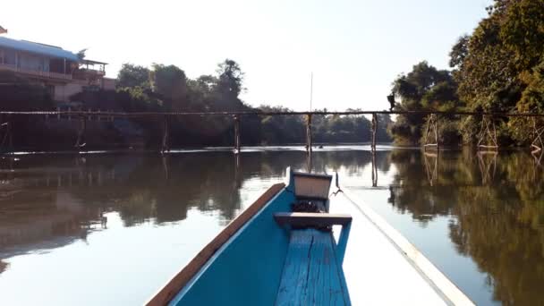 Rwącą Rzekę Łodzią Przechodzi Most Powolny Motionvang Vieng Laos — Wideo stockowe