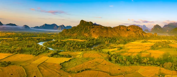 Luftaufnahme der Felder, des Flusses und der Berge. wunderschöne Landschaft — Stockfoto