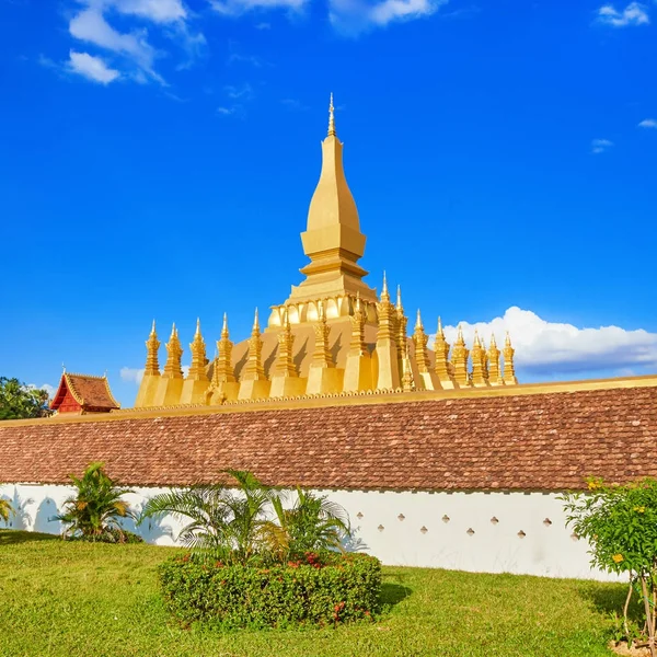 Vista del templo Pha That. Vientiane, Laos — Foto de Stock