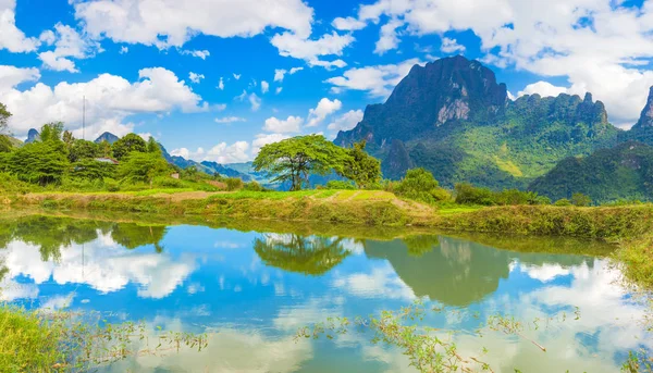 Hermoso paisaje, estanque en primer plano. Laos . — Foto de Stock