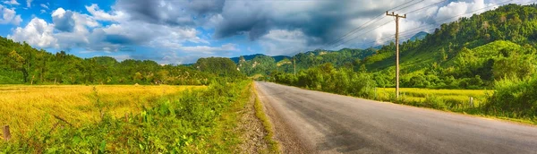 Hermoso paisaje rural.Vang Vieng, Laos. Panorama — Foto de Stock
