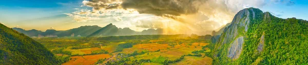 Havadan görünümü alanlar ve dağ. Güzel manzara pano — Stok fotoğraf