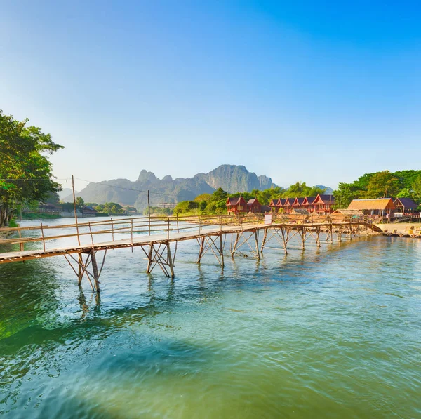 Hermosa vista de un puente de bambú. Laos paisaje . — Foto de Stock