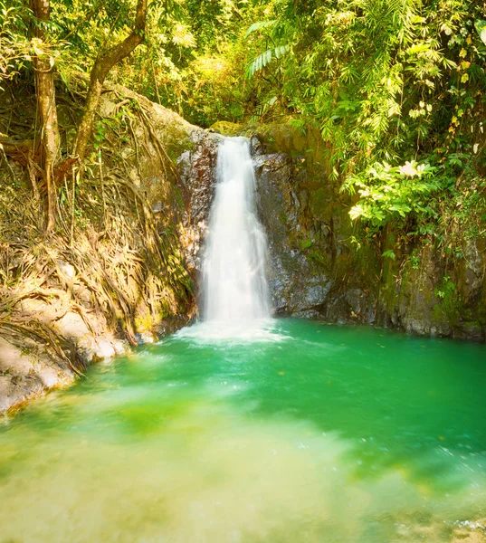 Wunderschöne kaeng nyui Wasserfälle. laos landschaft. — Stockfoto